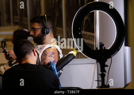 Beirut, Libanon. 7 Apr, 2019. Ein Mann erhält seinen Arm tätowiert während ein Tattoo Festival in Beirut, Libanon, April 7, 2019. Credit: Bilal Jawich/Xinhua/Alamy leben Nachrichten Stockfoto