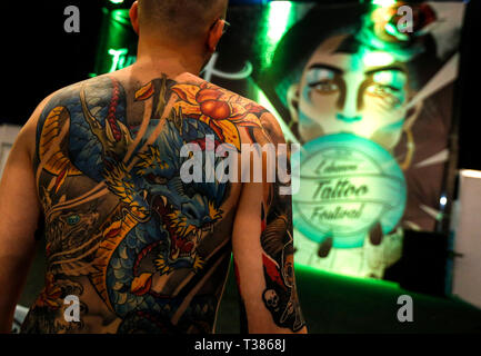 Beirut, Libanon. 7 Apr, 2019. Ein Mann mit seinen Tattoos bei einem Tattoo Festival in Beirut, Libanon, April 7, 2019 gesehen. Credit: Bilal Jawich/Xinhua/Alamy leben Nachrichten Stockfoto