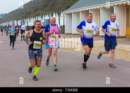 Bournemouth, Dorset, Großbritannien. 7. April 2019. Läufer nehmen an der Bournemouth Bay laufen auf das Thema der Spaß Märchen entlang von Bournemouth am Meer - halbmarathon Läufer. Die Teilnehmer laufen wichtige Mittel für die British Heart Foundation wohltätige Zwecke gegen Herzkrankheit zu kämpfen. Einen trockenen Tag mit trüben Sonnenschein. Credit: Carolyn Jenkins/Alamy leben Nachrichten Stockfoto