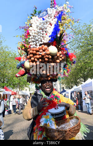 Düsseldorf, Deutschland. 7. Apr 2019. Gregory da Silva aus Südafrika, wie die 'Ei' von Street Artists bekannt, steht mit seinem Kostüm auf dem Ostermarkt im Stadtteil Eller. Der Künstler, der bereits in zahlreichen TV-Shows und in das Rahmenprogramm der Fußballweltmeisterschaft in Südafrika erschienen ist, hat Hunderte Eier in seinen Hut, der fast zwei Meter hoch integrierten und wiegt rund 20 Kilogramm. Mit ihm geht er tanzen, singen und trommeln über den Markt zur Freude der Besucher. Foto: Horst Ossinger/dpa Quelle: dpa Picture alliance/Alamy leben Nachrichten Stockfoto