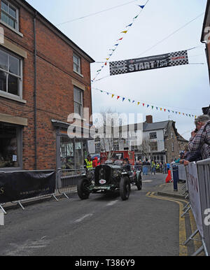 Bromyard, Herefordshire, UK. 7. April 2019. Die Stadt schliesst die Straßen für den öffentlichen Zugang für die jährliche Bromyard Speed Festival. Zahlreiche Oldtimer und Sportwagen und Motorräder komplette eine Schaltung der Straßen, die von Tausenden von Menschen beobachtet. Credit: G. S. Essex/Alamy leben Nachrichten Stockfoto