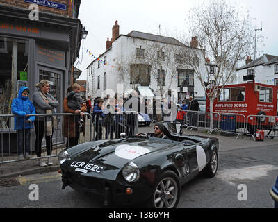 Bromyard, Herefordshire, UK. 7. April 2019. Die Stadt schliesst die Straßen für den öffentlichen Zugang für die jährliche Bromyard Speed Festival. Zahlreiche Oldtimer und Sportwagen und Motorräder komplette eine Schaltung der Straßen, die von Tausenden von Menschen beobachtet. Credit: G. S. Essex/Alamy leben Nachrichten Stockfoto