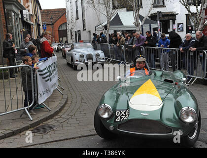 Bromyard, Herefordshire, UK. 7. April 2019. Die Stadt schliesst die Straßen für den öffentlichen Zugang für die jährliche Bromyard Speed Festival. Zahlreiche Oldtimer und Sportwagen und Motorräder komplette eine Schaltung der Straßen, die von Tausenden von Menschen beobachtet. Credit: G. S. Essex/Alamy leben Nachrichten Stockfoto