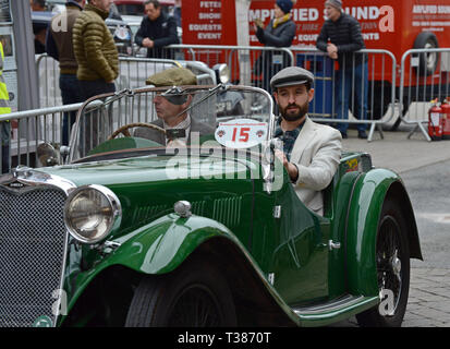 Bromyard, Herefordshire, UK. 7. April 2019. Die Stadt schliesst die Straßen für den öffentlichen Zugang für die jährliche Bromyard Speed Festival. Zahlreiche Oldtimer und Sportwagen und Motorräder komplette eine Schaltung der Straßen, die von Tausenden von Menschen beobachtet. Credit: G. S. Essex/Alamy leben Nachrichten Stockfoto