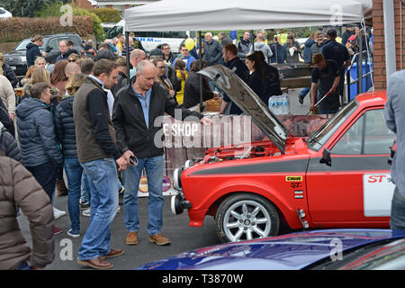 Bromyard, Herefordshire, UK. 7. April 2019. Die Stadt schliesst die Straßen für den öffentlichen Zugang für die jährliche Bromyard Speed Festival. Zahlreiche Oldtimer und Sportwagen und Motorräder komplette eine Schaltung der Straßen, die von Tausenden von Menschen beobachtet. Credit: G. S. Essex/Alamy leben Nachrichten Stockfoto