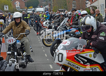 Bromyard, Herefordshire, UK. 7. April 2019. Die Stadt schliesst die Straßen für den öffentlichen Zugang für die jährliche Bromyard Speed Festival. Zahlreiche Oldtimer und Sportwagen und Motorräder komplette eine Schaltung der Straßen, die von Tausenden von Menschen beobachtet. Credit: G. S. Essex/Alamy leben Nachrichten Stockfoto