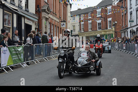 Bromyard, Herefordshire, UK. 7. April 2019. Die Stadt schliesst die Straßen für den öffentlichen Zugang für die jährliche Bromyard Speed Festival. Zahlreiche Oldtimer und Sportwagen und Motorräder komplette eine Schaltung der Straßen, die von Tausenden von Menschen beobachtet. Credit: G. S. Essex/Alamy leben Nachrichten Stockfoto