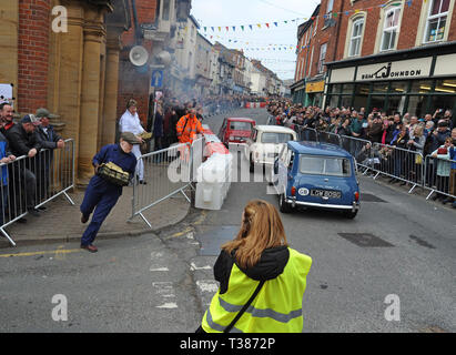 Bromyard, Herefordshire, UK. 7. April 2019. Die Stadt schliesst die Straßen für den öffentlichen Zugang für die jährliche Bromyard Speed Festival. Die diesjährige Veranstaltung beinhaltet eine Erholung der Film "The Italian Job" mit Mini Cooper Autos und eine italienische Polizei Auto Racing rund um die Stadt. Credit: G. S. Essex/Alamy leben Nachrichten Stockfoto