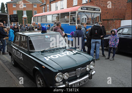 Bromyard, Herefordshire, UK. 7. April 2019. Die Stadt schliesst die Straßen für den öffentlichen Zugang für die jährliche Bromyard Speed Festival. Die diesjährige Veranstaltung beinhaltet eine Erholung der Film "The Italian Job" mit Mini Cooper Autos und eine italienische Polizei Auto Racing rund um die Stadt. Credit: G. S. Essex/Alamy leben Nachrichten Stockfoto