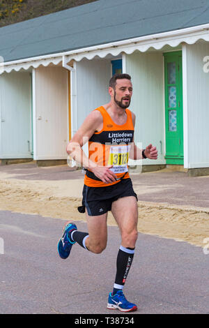 Bournemouth, Dorset, Großbritannien. 7. April 2019. Läufer nehmen an der Bournemouth Bay laufen auf das Thema der Spaß Märchen entlang von Bournemouth am Meer - halbmarathon Läufer. Die Teilnehmer laufen wichtige Mittel für die British Heart Foundation wohltätige Zwecke gegen Herzkrankheit zu kämpfen. Einen trockenen Tag mit trüben Sonnenschein. Credit: Carolyn Jenkins/Alamy leben Nachrichten Stockfoto