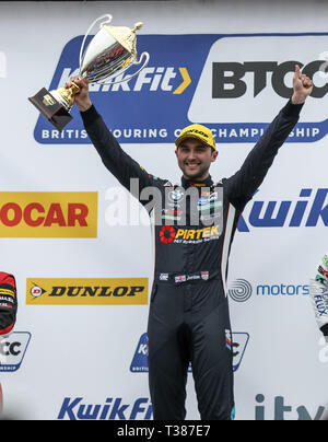 Longfield, UK. 07 Apr, 2019. Andrew Jordan in der BMW Pirtek Racing BMW 330 i m Sport auf seiner Weise zum Gewinnen Runde 2 der British Touring Car Championship in Brands Hatch, Longfield, England am 7. April 2019. Foto von Ken Funken. Nur die redaktionelle Nutzung, eine Lizenz für die gewerbliche Nutzung erforderlich. Keine Verwendung in Wetten, Spiele oder einer einzelnen Verein/Liga/player Publikationen. Credit: UK Sport Pics Ltd/Alamy leben Nachrichten Stockfoto