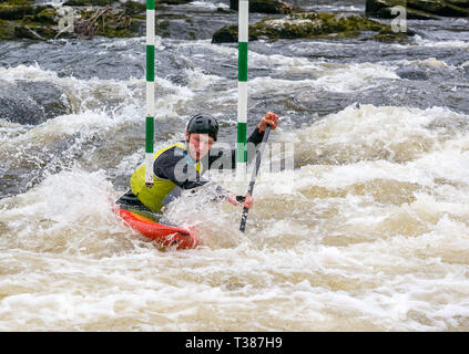 Grandtully, Perthshire, Schottland, Vereinigtes Königreich, 7. April 2019. Grandtully Premier Kanuslalom: William Coney von Llandysul Paddler konkurriert in Premier Kanadier Kanu der Männer am 2. Tag auf dem Fluss Tay Stockfoto