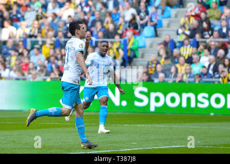 Arnheim, 07-04-2019, GelreDome, Saison 2018 / 2019, Eredivisie PSV player Hirving Lozano feiert seine 1-1 während dem Spiel Vitesse - PSV Stockfoto