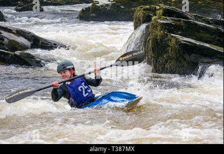 Grandtully, Perthshire, Schottland, Vereinigtes Königreich, 7. April 2019. Grandtully Premier Kanuslalom: Jesse Anderson von Breadalbane Canoe Club konkurriert in Premier der Frauen Kajak am 2. Tag auf dem Fluss Tay Stockfoto