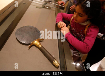 Beirut, Libanon. 7 Apr, 2019. Eine junge Besucher sucht in einem alten Spiegel am Nationalmuseum von Beirut in Beirut, Libanon, April 6. 2019. 1942 offiziell eröffnet, das Nationalmuseum von Beirut ist das wichtigste Museum für Archäologie im Libanon mit einer Sammlung von über 100.000 Objekte. Credit: Bilal Jawich/Xinhua/Alamy leben Nachrichten Stockfoto