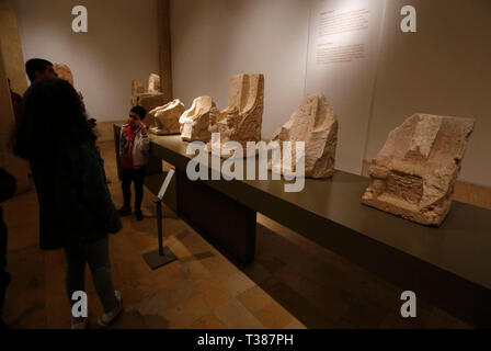 Beirut, Libanon. 7 Apr, 2019. Besucher Blick auf die Exponate im Nationalmuseum von Beirut in Beirut, Libanon, April 6. 2019. 1942 offiziell eröffnet, das Nationalmuseum von Beirut ist das wichtigste Museum für Archäologie im Libanon mit einer Sammlung von über 100.000 Objekte. Credit: Bilal Jawich/Xinhua/Alamy leben Nachrichten Stockfoto