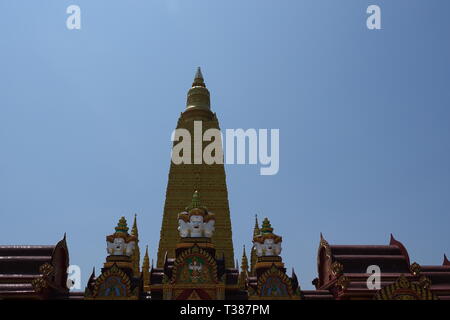 Ao Luek Distrikt, Thailand. 04 Mär, 2019. Das Chedi des Wat Maha That Wachira Mongkol oder auch als Wat Bang Tong. Das Chedi, einem Turm Struktur, ist Teil eines Wat, ein buddhistischer Tempel in Thailand. Das Chedi im Wat Bang Tong ist 45 Meter hoch und einer der höchsten im Süden Thailands. Quelle: Alexandra Schuler/dpa/Alamy leben Nachrichten Stockfoto