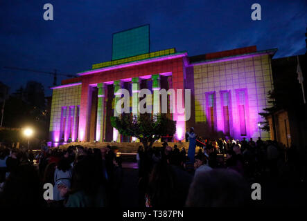 Beirut, Libanon. 7 Apr, 2019. Besucher warten Sie vor dem Nationalmuseum von Beirut für einen freien Eintritt Nacht in Beirut, Libanon, April 6. 2019. 1942 offiziell eröffnet, das Nationalmuseum von Beirut ist das wichtigste Museum für Archäologie im Libanon mit einer Sammlung von über 100.000 Objekte. Credit: Bilal Jawich/Xinhua/Alamy leben Nachrichten Stockfoto