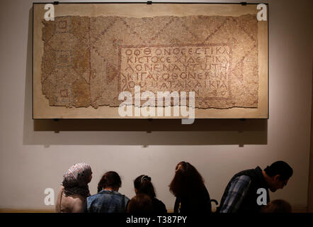 Beirut, Libanon. 7 Apr, 2019. Ein byzantinisches Mosaik Collage ist im Nationalmuseum von Beirut in Beirut, Libanon, April 6 angezeigt. 2019. 1942 offiziell eröffnet, das Nationalmuseum von Beirut ist das wichtigste Museum für Archäologie im Libanon mit einer Sammlung von über 100.000 Objekte. Credit: Bilal Jawich/Xinhua/Alamy leben Nachrichten Stockfoto