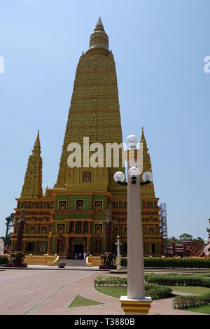 Ao Luek Distrikt, Thailand. 04 Mär, 2019. Das Chedi des Wat Maha That Wachira Mongkol oder auch als Wat Bang Tong. Das Chedi, einem Turm Struktur, ist Teil eines Wat, ein buddhistischer Tempel in Thailand. Das Chedi im Wat Bang Tong ist 45 Meter hoch und einer der höchsten im Süden Thailands. Quelle: Alexandra Schuler/dpa/Alamy leben Nachrichten Stockfoto