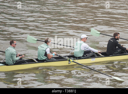 London, Großbritannien. 7. April 2019. Die jährlichen Boat Race zwischen Oxford und Cambridge University Mannschaften erfolgt auf der 6,8 km Themse Championship Course von mortlake nach Putney. Bild: Cambridge Mens Blue Crew mit James Cracknell (2. links), im Alter von 46 Jahren der älteste Konkurrent überhaupt teil zu nehmen. Credit: Malcolm Park/Alamy Leben Nachrichten. Stockfoto