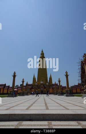 Ao Luek Distrikt, Thailand. 04 Mär, 2019. Das Anwesen und die Chedi des Wat Maha That Wachira Mongkol oder auch Wat Bang Tong genannt. Das Chedi, einem Turm Struktur, ist Teil eines Wat, ein buddhistischer Tempel in Thailand. Das Chedi im Wat Bang Tong ist 45 Meter hoch und einer der höchsten im Süden Thailands. Quelle: Alexandra Schuler/dpa/Alamy leben Nachrichten Stockfoto