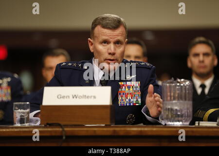 Washington, District of Columbia, USA. 2 Apr, 2019. Allgemeine Tod D. Wolters, United States Air Force, bezeugt vor dem Streitkräfteausschuss des Senats für die wiederbestellung der Grad des allgemeinen und Commander, United States European Command und Obersten Alliierten Befehlshaber Europa, in Washington, DC, 2. April 2019 Credit: Martin H. Simon/CNP/ZUMA Draht/Alamy leben Nachrichten Stockfoto