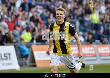 Arnheim, 07-04-2019, GelreDome, Saison 2018 / 2019, Eredivisie, Vitesse Spieler Martin Odegaard feiert seine 2-1 während dem Spiel Vitesse - PSV Stockfoto