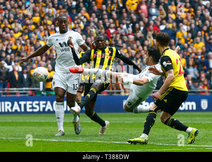 London, Großbritannien. 7 Apr, 2019. Wolverhampton Wanderers" Raul Jimenez Kerben 2. Ziel der FA Emirates Cup Halbfinale zwischen Watford und Wolverhampton Wanderers im Wembley Stadion, London, UK, 07. Apr 2019. Credit: Aktion Foto Sport/Alamy Live NewsEditorial nur verwenden, eine Lizenz für die gewerbliche Nutzung erforderlich. Keine Verwendung in Wetten, Spiele oder einer einzelnen Verein/Liga/player Veröffentlichung. Credit: Aktion Foto Sport/Alamy leben Nachrichten Stockfoto