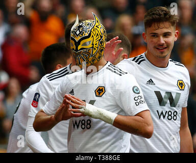 London, Großbritannien. 07 Apr, 2019. Wolverhampton Wanderers" Raul Jimenez feiert zählen seine Seiten zweite Ziel mit einem Wölfe Maske während der FA Emirates Cup Halbfinale zwischen Watford und Wolverhampton Wanderers im Wembley Stadion, London, UK, 07. Apr 2019. Credit: Aktion Foto Sport/Alamy Live NewsEditorial nur verwenden, eine Lizenz für die gewerbliche Nutzung erforderlich. Keine Verwendung in Wetten, Spiele oder einer einzelnen Verein/Liga/player Veröffentlichung. Credit: Aktion Foto Sport/Alamy leben Nachrichten Stockfoto