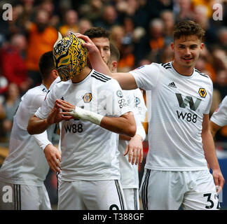 London, Großbritannien. 07 Apr, 2019. Wolverhampton Wanderers" Raul Jimenez feiert zählen seine Seiten zweite Ziel mit einem Wölfe Maske während der FA Emirates Cup Halbfinale zwischen Watford und Wolverhampton Wanderers im Wembley Stadion, London, UK, 07. Apr 2019. Credit: Aktion Foto Sport/Alamy Live NewsEditorial nur verwenden, eine Lizenz für die gewerbliche Nutzung erforderlich. Keine Verwendung in Wetten, Spiele oder einer einzelnen Verein/Liga/player Veröffentlichung. Credit: Aktion Foto Sport/Alamy leben Nachrichten Stockfoto