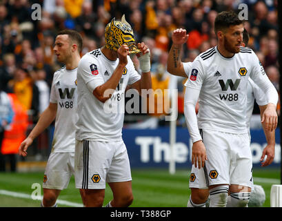 London, Großbritannien. 07 Apr, 2019. Wolverhampton Wanderers" Raul Jimenez feiert zählen seine Seiten zweite Ziel mit einem Wölfe Maske während der FA Emirates Cup Halbfinale zwischen Watford und Wolverhampton Wanderers im Wembley Stadion, London, UK, 07. Apr 2019. Credit: Aktion Foto Sport/Alamy Live NewsEditorial nur verwenden, eine Lizenz für die gewerbliche Nutzung erforderlich. Keine Verwendung in Wetten, Spiele oder einer einzelnen Verein/Liga/player Veröffentlichung. Credit: Aktion Foto Sport/Alamy leben Nachrichten Stockfoto