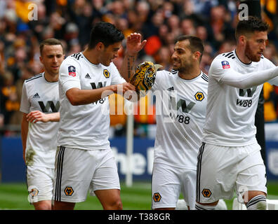 London, Großbritannien. 07 Apr, 2019. Wolverhampton Wanderers" Raul Jimenez feiert zählen seine Seiten zweite Ziel mit einem Wölfe Maske während der FA Emirates Cup Halbfinale zwischen Watford und Wolverhampton Wanderers im Wembley Stadion, London, UK, 07. Apr 2019. Credit: Aktion Foto Sport/Alamy Live NewsEditorial nur verwenden, eine Lizenz für die gewerbliche Nutzung erforderlich. Keine Verwendung in Wetten, Spiele oder einer einzelnen Verein/Liga/player Veröffentlichung. Credit: Aktion Foto Sport/Alamy leben Nachrichten Stockfoto