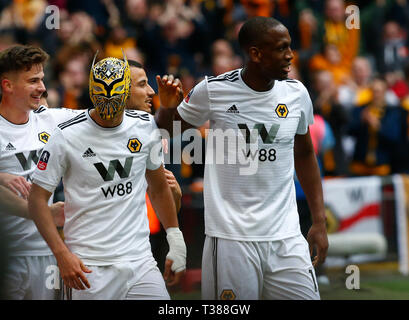 London, Großbritannien. 07 Apr, 2019. Wolverhampton Wanderers" Raul Jimenez feiert zählen seine Seiten zweite Ziel mit einem Wölfe Maske während der FA Emirates Cup Halbfinale zwischen Watford und Wolverhampton Wanderers im Wembley Stadion, London, UK, 07. Apr 2019. Credit: Aktion Foto Sport/Alamy Live NewsEditorial nur verwenden, eine Lizenz für die gewerbliche Nutzung erforderlich. Keine Verwendung in Wetten, Spiele oder einer einzelnen Verein/Liga/player Veröffentlichung. Credit: Aktion Foto Sport/Alamy leben Nachrichten Stockfoto