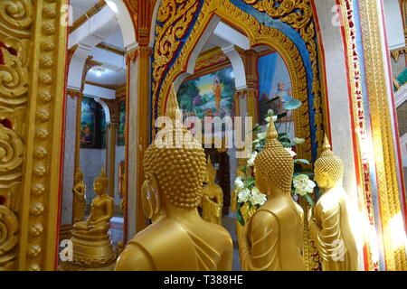 Phuket, Thailand. 28 Feb, 2019. Buddhistische Figuren stehen im Chedi des Wat Chalong. Ein Ched ist Teil eines Wat, ein buddhistischer Tempel in Thailand und ist ein Tower-förmige Buddhistischen Gebäude. Wat Chalong ist die größte und bekannteste der 29 buddhistische Tempel (Wat) auf der Insel Phuket. Quelle: Alexandra Schuler/dpa/Alamy leben Nachrichten Stockfoto