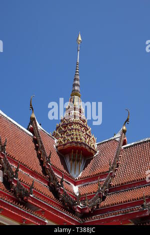 Phuket, Thailand. 28 Feb, 2019. Der goldene Turm der wichtigsten Tempel der Wat Chalong. Wat Chalong ist die größte und bekannteste der 29 buddhistische Tempel (Wat) auf der Insel Phuket. Quelle: Alexandra Schuler/dpa/Alamy leben Nachrichten Stockfoto