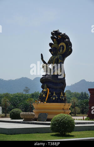 Ao Luek Distrikt, Thailand. 04 Mär, 2019. Ein Buddha Statue auf der Immobilien im Wat Maha That Wachira Mongkol oder Wat Bang Tong. Das Chedi im Wat Bang Tong ist 45 Meter hoch und einer der höchsten im Süden Thailands. Quelle: Alexandra Schuler/dpa/Alamy leben Nachrichten Stockfoto