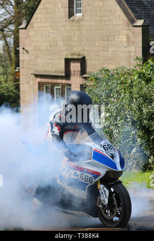 Radräder, die Gummi, Motorrad, Drift, Rauch, Renndrehung, brennender Reifen, Rolling Burnout, Peeling Out, in Chorley, Lancashire, Großbritannien brennen. April 2019. Hoghton Tower 43. Motorrad-Sprint. Fahrer 686 Stuart Green aus Preston, der mit einem BMW S1000RR Motorrad fährt. Motorradreifen brennen und auf Rennstrecke rauchen, Sportmotorrad platt mit viel Rauch und Gummi. Stockfoto