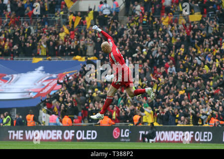 London, Großbritannien. 07 Apr, 2019. London, Großbritannien. 07 Apr, 2019. Heurelho Gomes von Watford feiert 2. Ziel seiner Seite von Troy Deeney von Watford vom Elfmeterpunkt zählte während der FA Cup Semi Final Match zwischen Watford und Wolverhampton Wanderers im Wembley Stadium am 7. April 2019 in London, England. Nur die redaktionelle Nutzung, eine Lizenz für die gewerbliche Nutzung erforderlich. Keine Verwendung in Wetten, Spiele oder einer einzelnen Verein/Liga/player Veröffentlichung. (Foto von Paul Chesterton/phcimages.com)Editorial verwenden Sie nur, eine Lizenz für die gewerbliche Nutzung erforderlich. Keine Verwendung in Wetten, Spiele oder einer einzelnen Verein/Liga/player Veröffentlichung. Edito Stockfoto