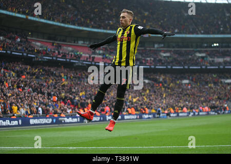 London, Großbritannien. 07 Apr, 2019. Gerard Deulofeu von Watford feiert seine Seiten 3. Ziel zählen während der FA Cup Semi Final Match zwischen Watford und Wolverhampton Wanderers im Wembley Stadium am 7. April 2019 in London, England. Nur die redaktionelle Nutzung, eine Lizenz für die gewerbliche Nutzung erforderlich. Keine Verwendung in Wetten, Spiele oder einer einzelnen Verein/Liga/player Veröffentlichung. (Foto von Paul Chesterton/phcimages.com)Editorial verwenden Sie nur, eine Lizenz für die gewerbliche Nutzung erforderlich. Keine Verwendung in Wetten, Spiele oder einer einzelnen Verein/Liga/player Veröffentlichung. Nur die redaktionelle Nutzung, eine Lizenz für die gewerbliche Nutzung erforderlich. Keine Verwendung in Wetten, gam Stockfoto