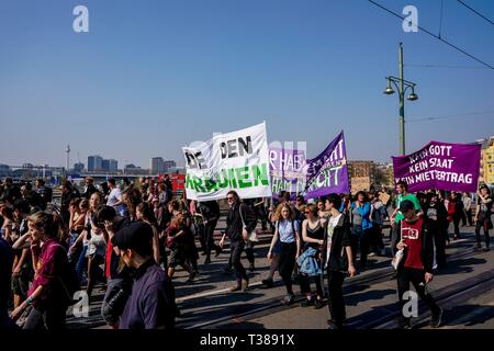 Berlin, Deutschland. 06 Apr, 2019. 06.04.2019, Demonstration gegen explodierende Preise. Die Demonstration der Bahn gegenüber steigenden Mieten aus der Eidgenossenschaft gegen Versetzung und Mieten Wahnsinn auf der Warschauer Brücke in Berlin. | Verwendung der weltweiten Kredit: dpa/Alamy leben Nachrichten Stockfoto