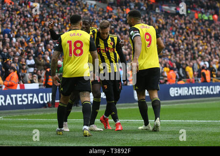 London, Großbritannien. 07 Apr, 2019. Gerard Deulofeu von Watford feiert seine Seiten 3. Ziel zählen während der FA Cup Semi Final Match zwischen Watford und Wolverhampton Wanderers im Wembley Stadium am 7. April 2019 in London, England. Nur die redaktionelle Nutzung, eine Lizenz für die gewerbliche Nutzung erforderlich. Keine Verwendung in Wetten, Spiele oder einer einzelnen Verein/Liga/player Veröffentlichung. (Foto von Paul Chesterton/phcimages.com)Editorial verwenden Sie nur, eine Lizenz für die gewerbliche Nutzung erforderlich. Keine Verwendung in Wetten, Spiele oder einer einzelnen Verein/Liga/player Veröffentlichung. Nur die redaktionelle Nutzung, eine Lizenz für die gewerbliche Nutzung erforderlich. Keine Verwendung in Wetten, gam Stockfoto