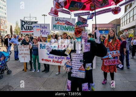 06.04.2019, Demonstration gegen explodierende Preise. Der Protestmarsch gegen steigende Mieten aus der Eidgenossenschaft gegen Versetzung und Mieten, Wahnsinn, begann auf dem Berliner Alexanderplatz. | Verwendung weltweit Stockfoto