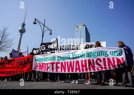 06.04.2019, Demonstration gegen explodierende Preise. Der Protestmarsch gegen steigende Mieten aus der Eidgenossenschaft gegen Versetzung und Mieten, Wahnsinn, begann auf dem Berliner Alexanderplatz. | Verwendung weltweit Stockfoto