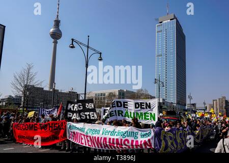 06.04.2019, Demonstration gegen explodierende Preise. Der Protestmarsch gegen steigende Mieten aus der Eidgenossenschaft gegen Versetzung und Mieten, Wahnsinn, begann auf dem Berliner Alexanderplatz. | Verwendung weltweit Stockfoto