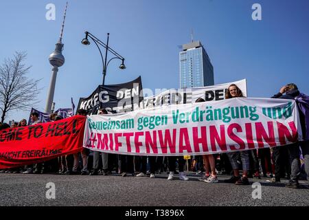 06.04.2019, Demonstration gegen explodierende Preise. Der Protestmarsch gegen steigende Mieten aus der Eidgenossenschaft gegen Versetzung und Mieten, Wahnsinn, begann auf dem Berliner Alexanderplatz. | Verwendung weltweit Stockfoto