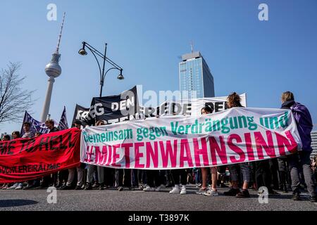 Berlin, Deutschland. 06 Apr, 2019. 06.04.2019, Demonstration gegen explodierende Preise. Der Protestmarsch gegen steigende Mieten aus der Eidgenossenschaft gegen Versetzung und Mieten, Wahnsinn, begann auf dem Berliner Alexanderplatz. | Verwendung der weltweiten Kredit: dpa/Alamy leben Nachrichten Stockfoto