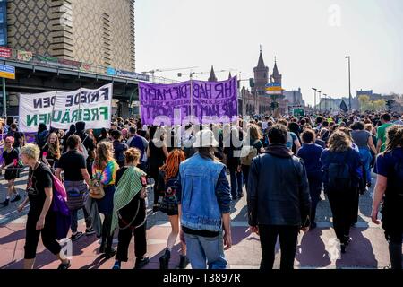 Berlin, Deutschland. 06 Apr, 2019. 06.04.2019, Demonstration gegen explodierende Preise. Die Demonstration im März gegen steigende Mieten aus der Eidgenossenschaft gegen Versetzung und Mieten Wahnsinn Bin Oberbaum am Oberbaumbrucke in Berlin. | Verwendung der weltweiten Kredit: dpa/Alamy leben Nachrichten Stockfoto