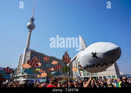 Berlin, Deutschland. 06 Apr, 2019. 06.04.2019, Demonstration gegen explodierende Preise. Der Protestmarsch gegen steigende Mieten aus der Eidgenossenschaft gegen Versetzung und Mieten, Wahnsinn, begann auf dem Berliner Alexanderplatz. | Verwendung der weltweiten Kredit: dpa/Alamy leben Nachrichten Stockfoto