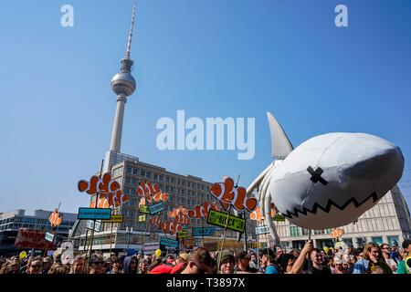 Berlin, Deutschland. 06 Apr, 2019. 06.04.2019, Demonstration gegen explodierende Preise. Der Protestmarsch gegen steigende Mieten aus der Eidgenossenschaft gegen Versetzung und Mieten, Wahnsinn, begann auf dem Berliner Alexanderplatz. | Verwendung der weltweiten Kredit: dpa/Alamy leben Nachrichten Stockfoto